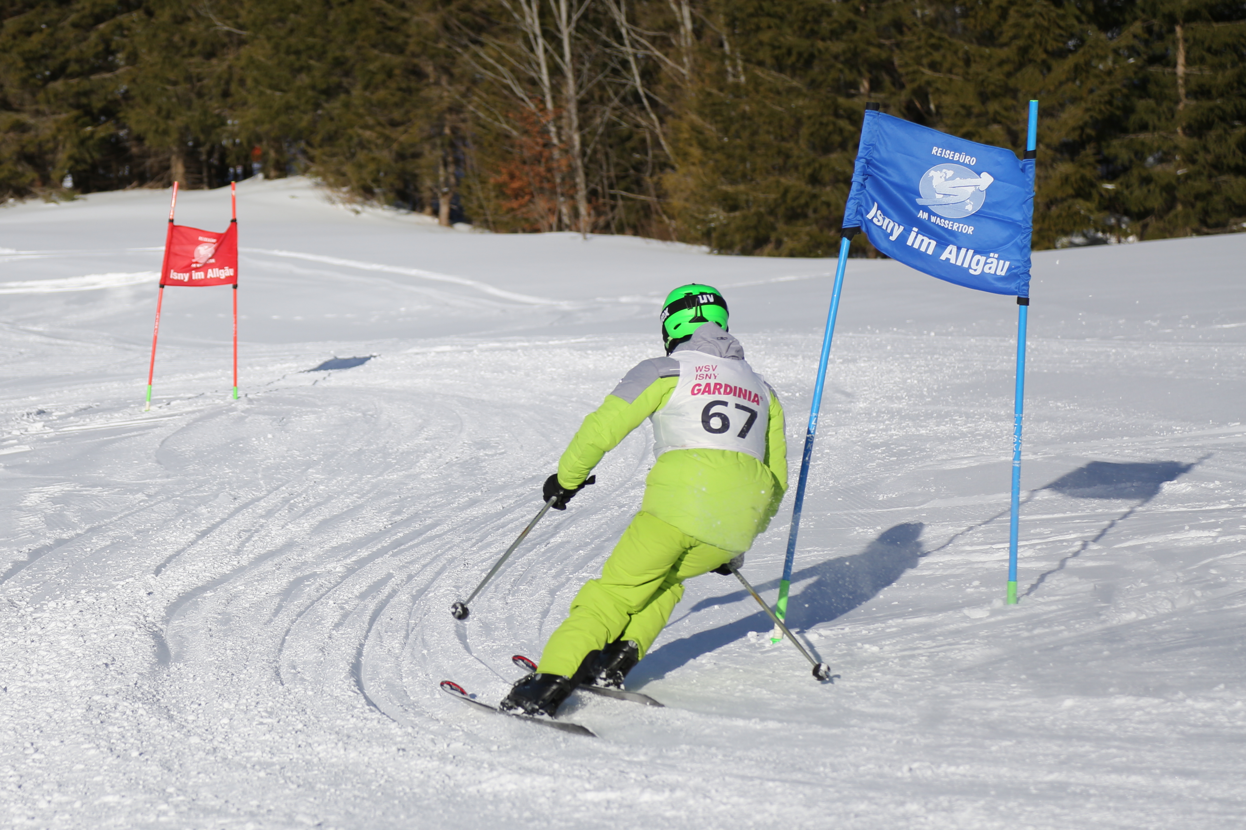 Ein Kind fährt um einen Torbogen im Skirennen