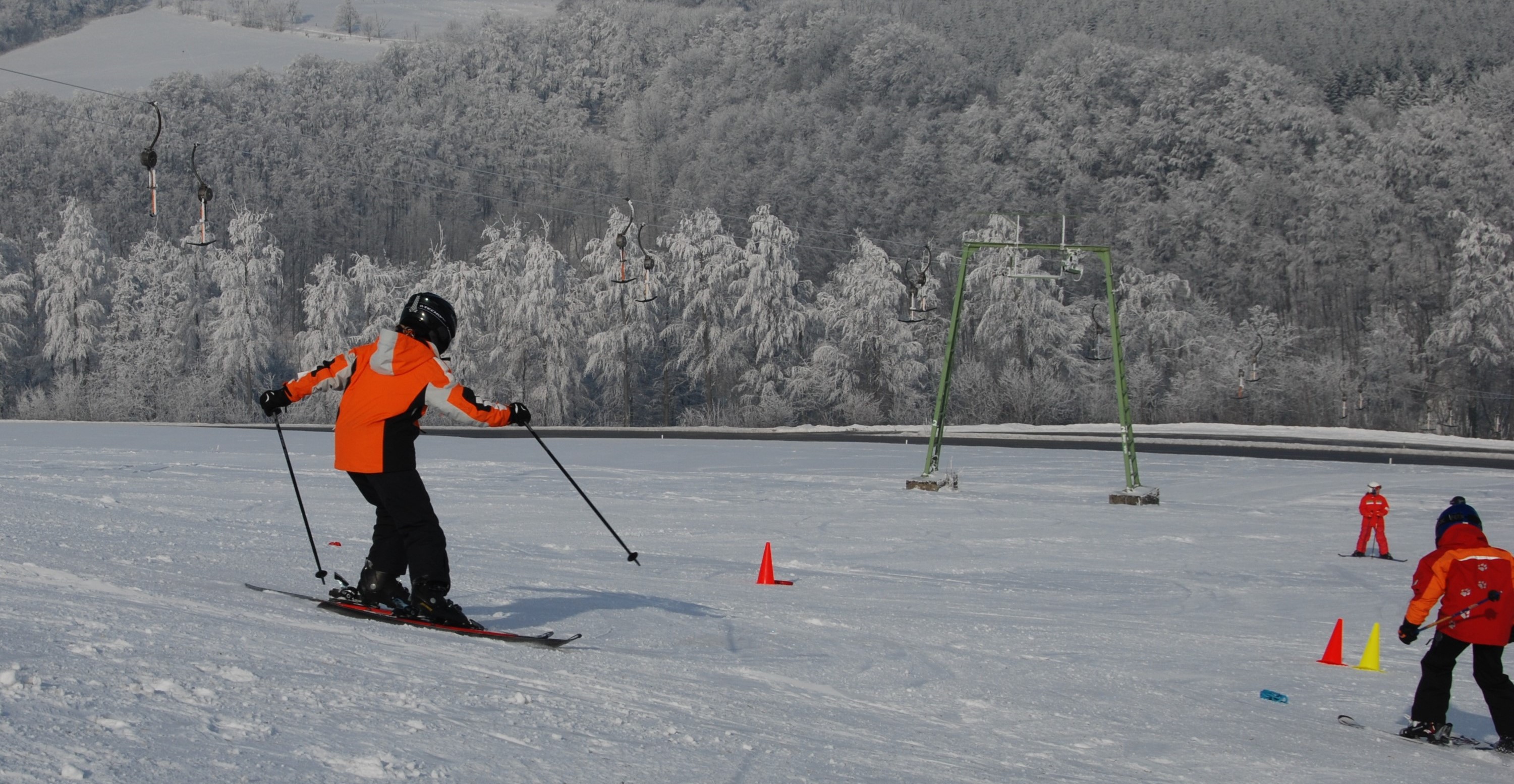 Ein Kind fährt Ski beim Schulsporttag Treffelhausen