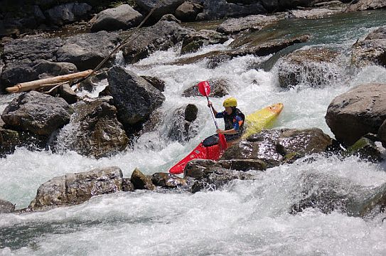 Kajakfahrer in wildem Wasser